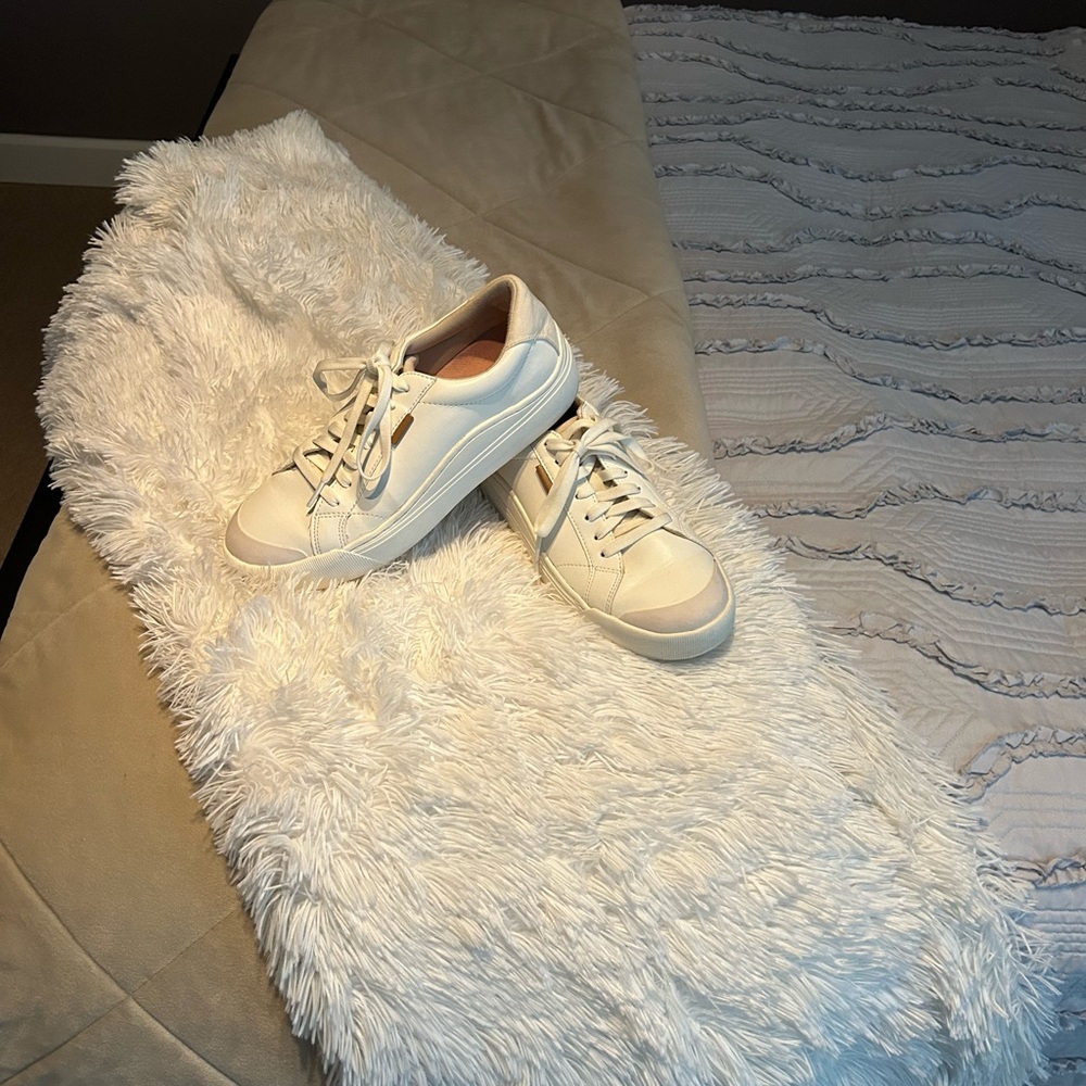 Dr. Scholl's Cream Lace-Up Sneakers
